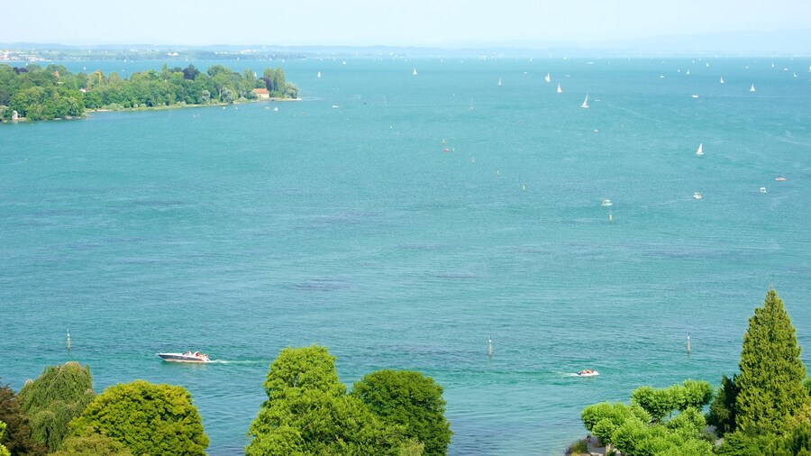 Puerto de Constanza que incluye un río o arroyo