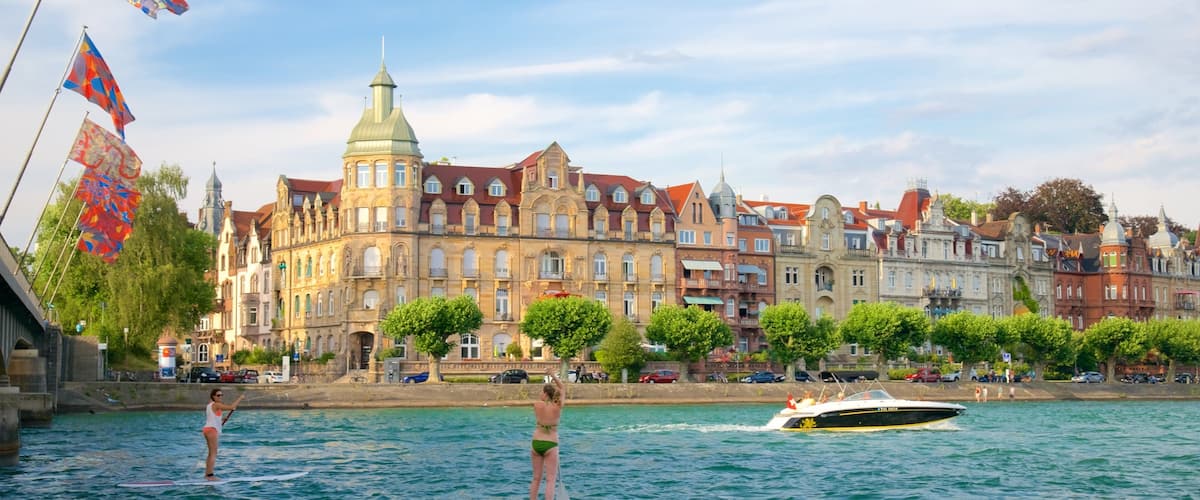 Hafen von Konstanz welches beinhaltet allgemeine Küstenansicht und Wassersport sowie kleine Menschengruppe