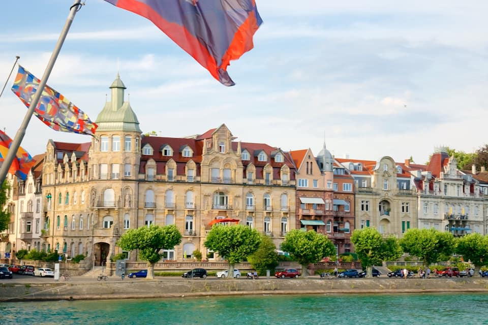 Um edifício histórico com arquitetura elaborada à beira-mar.