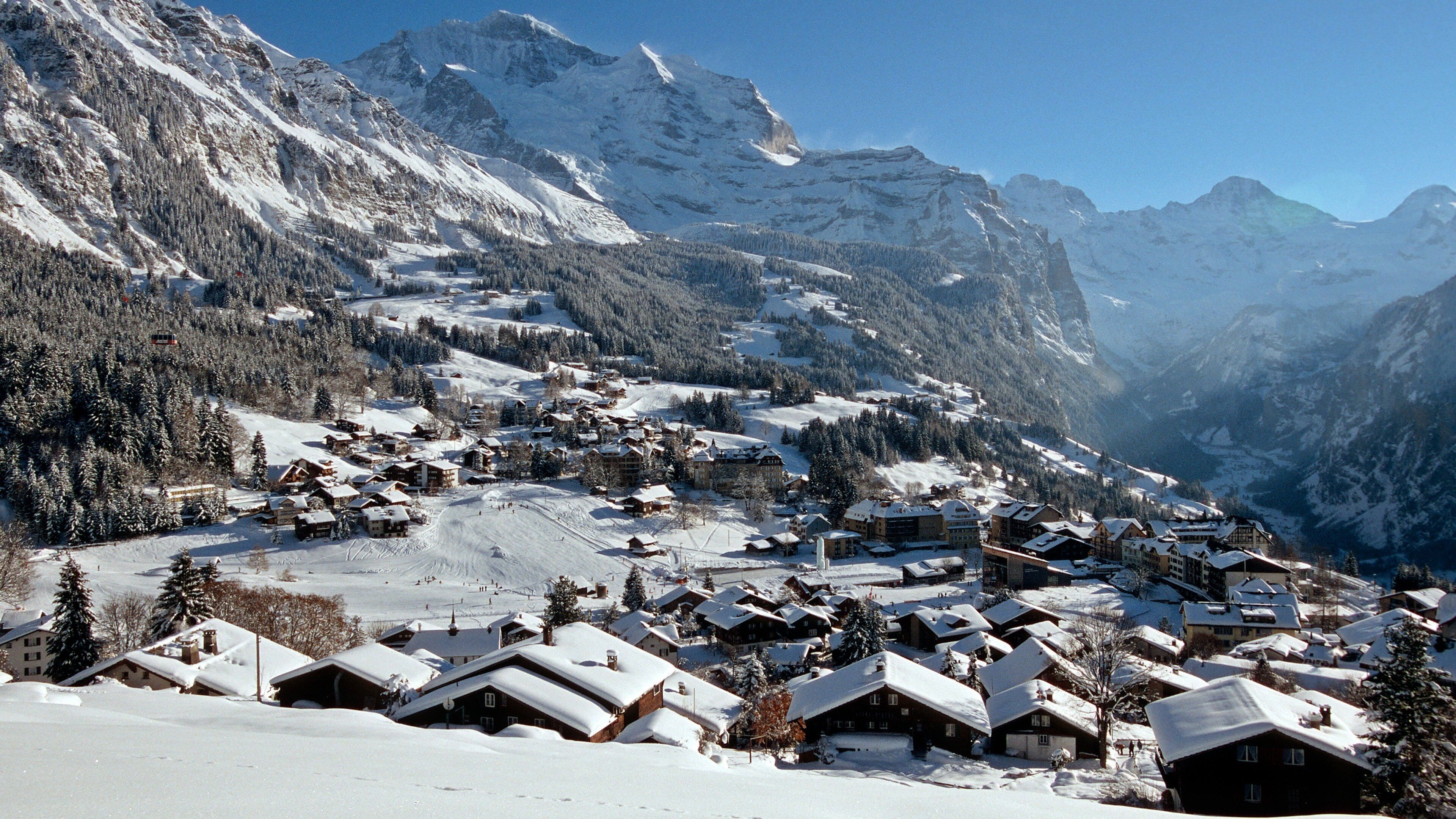 Wengen showing a small town or village, snow and mountains