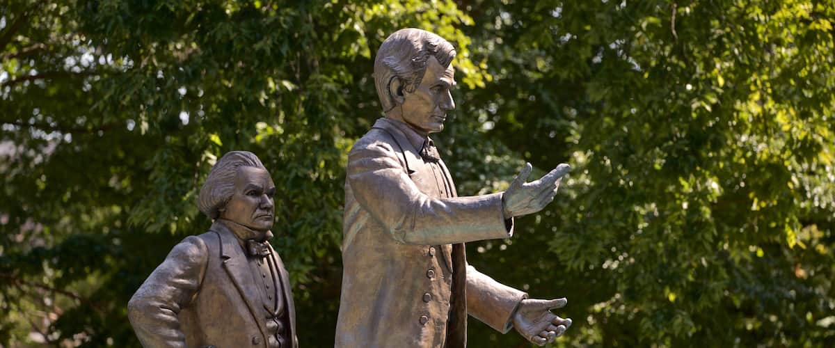 Washington Square Park toont een standbeeld of beeldhouwwerk