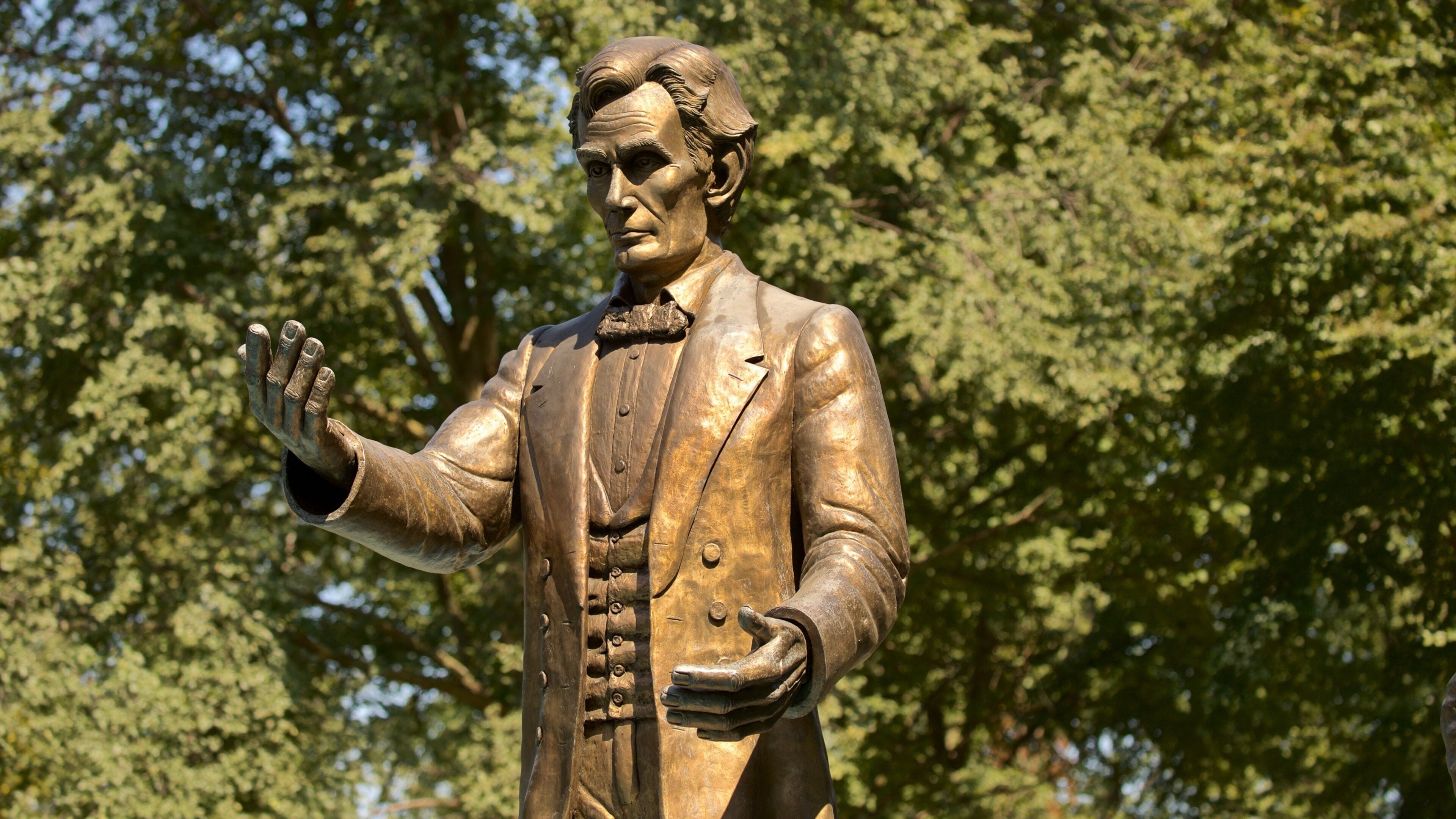 Washington Square Park showing a statue or sculpture