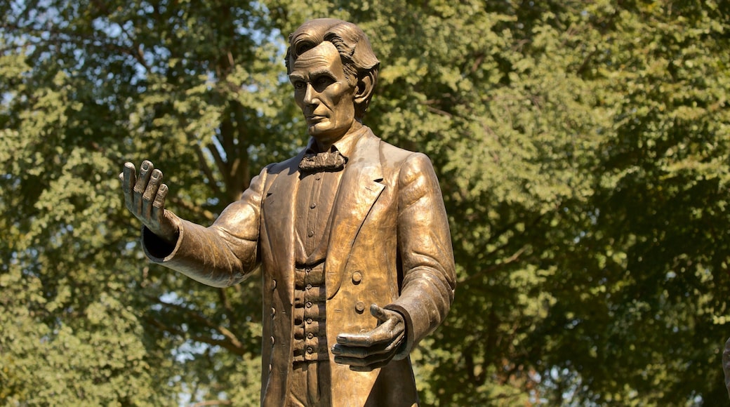 Washington Square Park showing a statue or sculpture