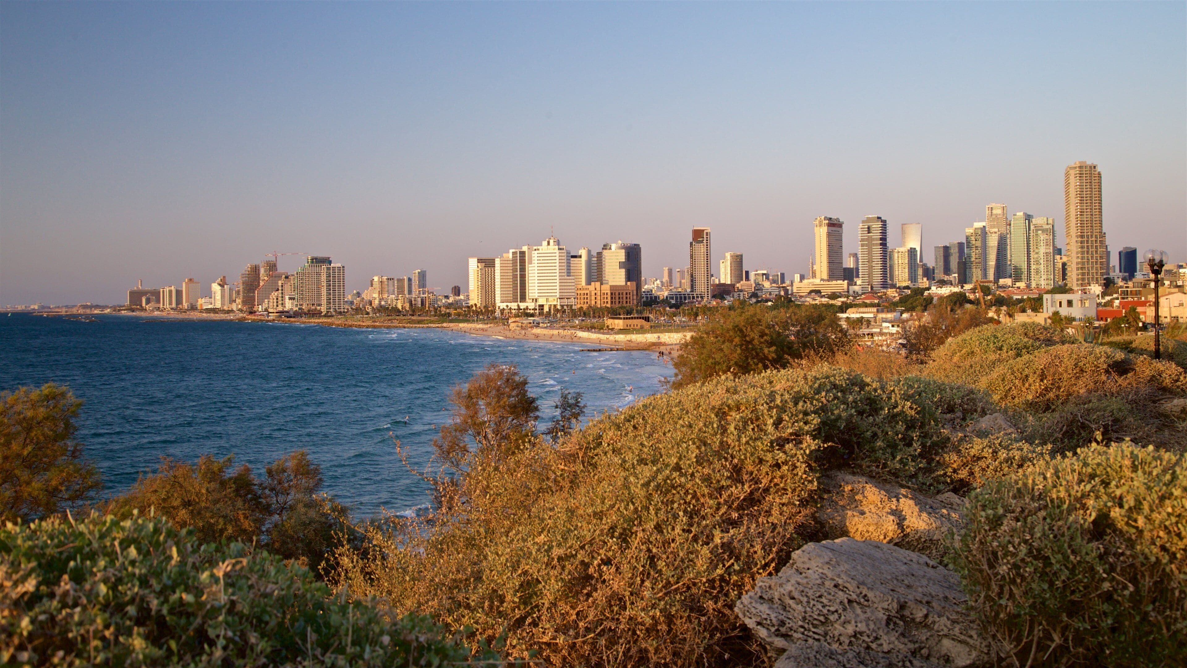 Eine Küstenstadt mit Strand und dichter Bebauung.