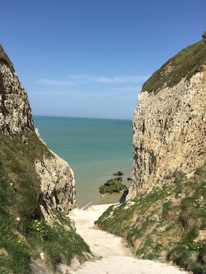 Belle vue , promenade le long des falaises possible en marée basse :)