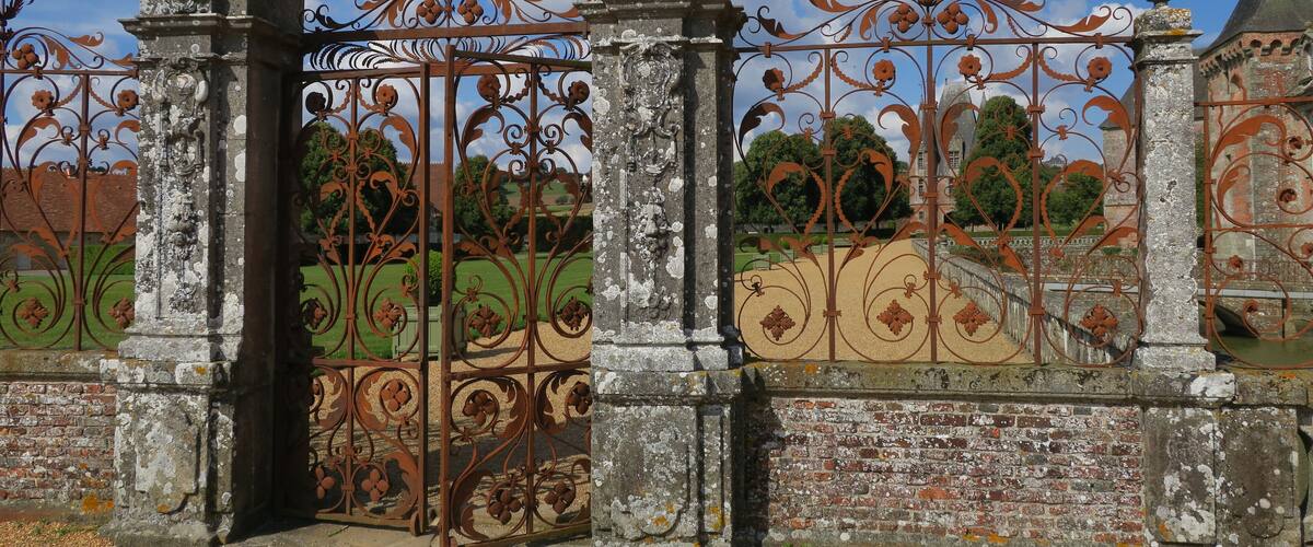 This building is indexed in the Base Mรฉrimรฉe, a database of architectural heritage maintained by the French Ministry of Culture, under the reference PA00110758 .