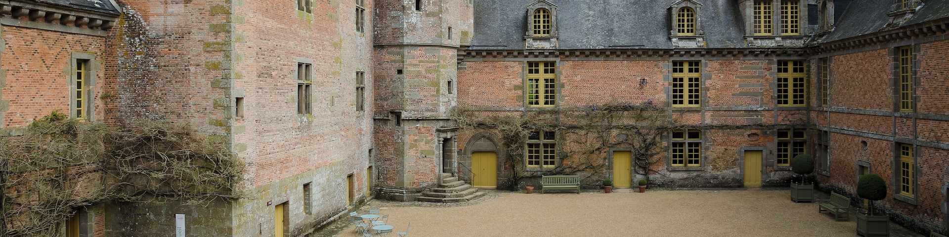 This building is classé au titre des Monuments Historiques. It is indexed in the Base Mérimée, a database of architectural heritage maintained by the French Ministry of Culture, under the reference PA00110758 .