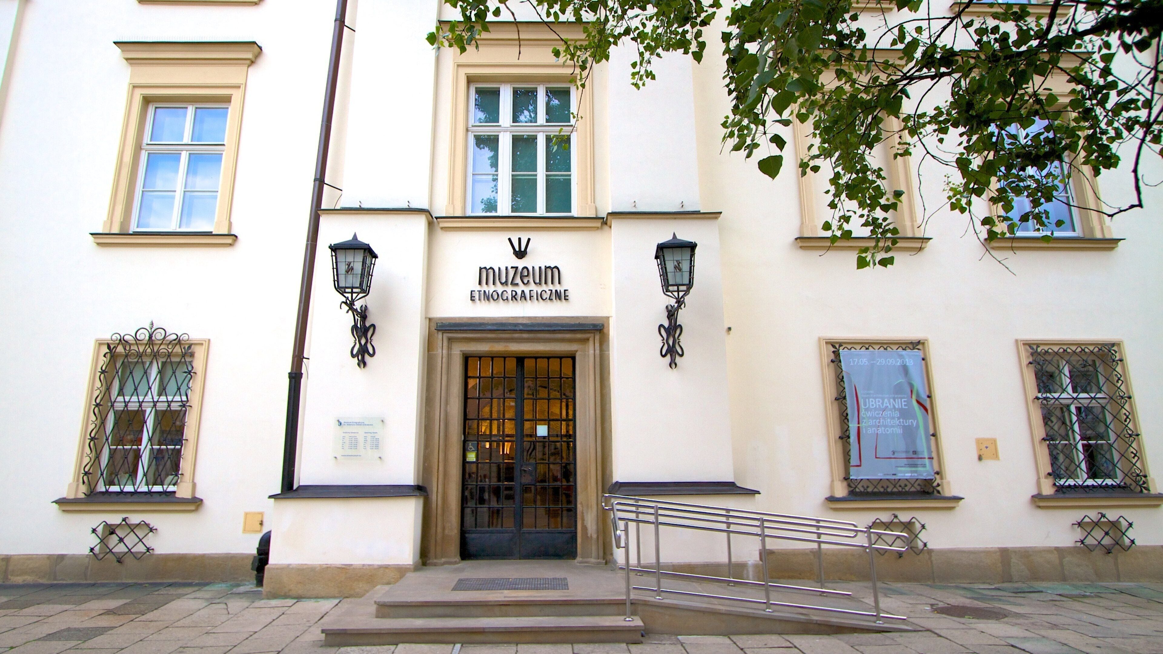 L’entrée d’un musée, avec une pancarte indiquant « musée ethnographique » et une affiche faisant la promotion d’un événement qui se déroulera du 17 mai au 29 septembre 2013.