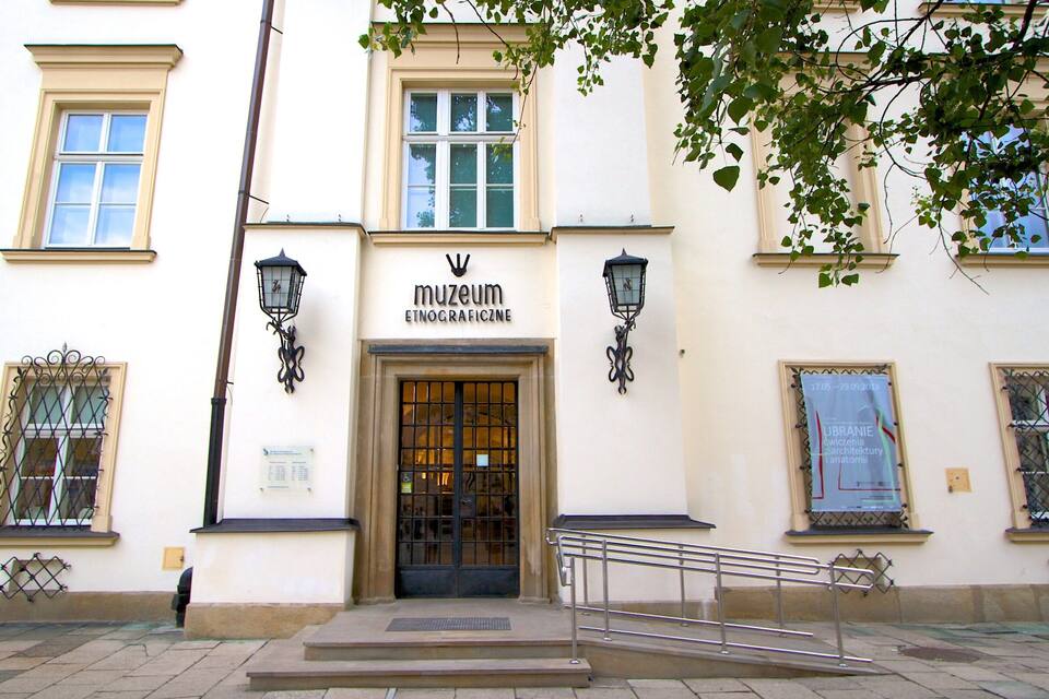 L’entrée d’un musée, avec une pancarte indiquant « musée ethnographique » et une affiche faisant la promotion d’un événement qui se déroulera du 17 mai au 29 septembre 2013.
