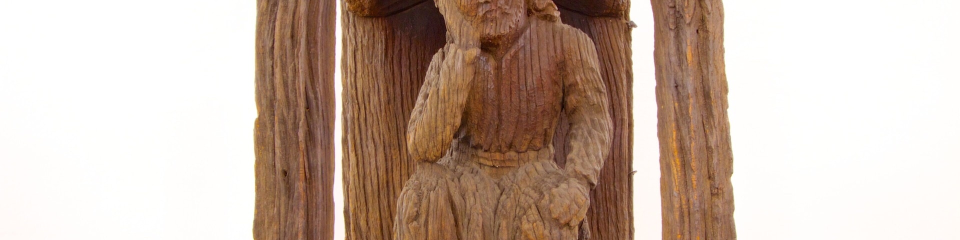 Museu Etnográfico que inclui uma estátua ou escultura