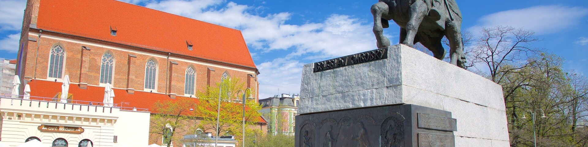 Igreja de Corpus Christi que inclui uma estátua ou escultura