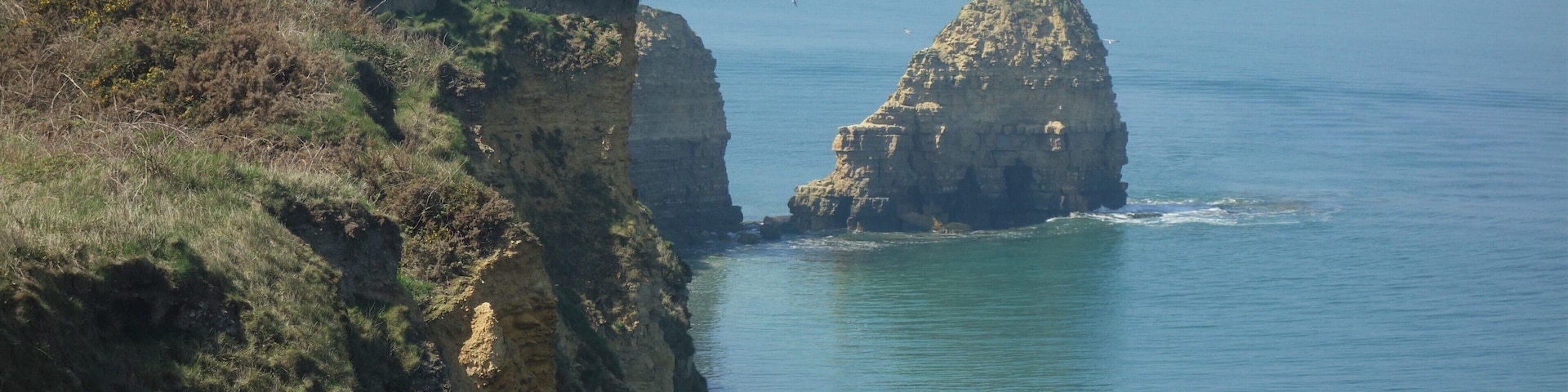 Normandy, traces of D-day
Six kilometres west of Omaha, the “Pointe du Hoc” towers thirty metres above a narrow pebble beach. The Pointe du Hoc was crowned by a German battery (still under construction in June 1944). On D-Day, the 2nd Ranger Battalion, made up of 225 soldiers, along with the 5th Ranger Battalion in support, scaled these cliffs and neutralized the enemy positions. #D_day_Normandy #BeachTips! #History