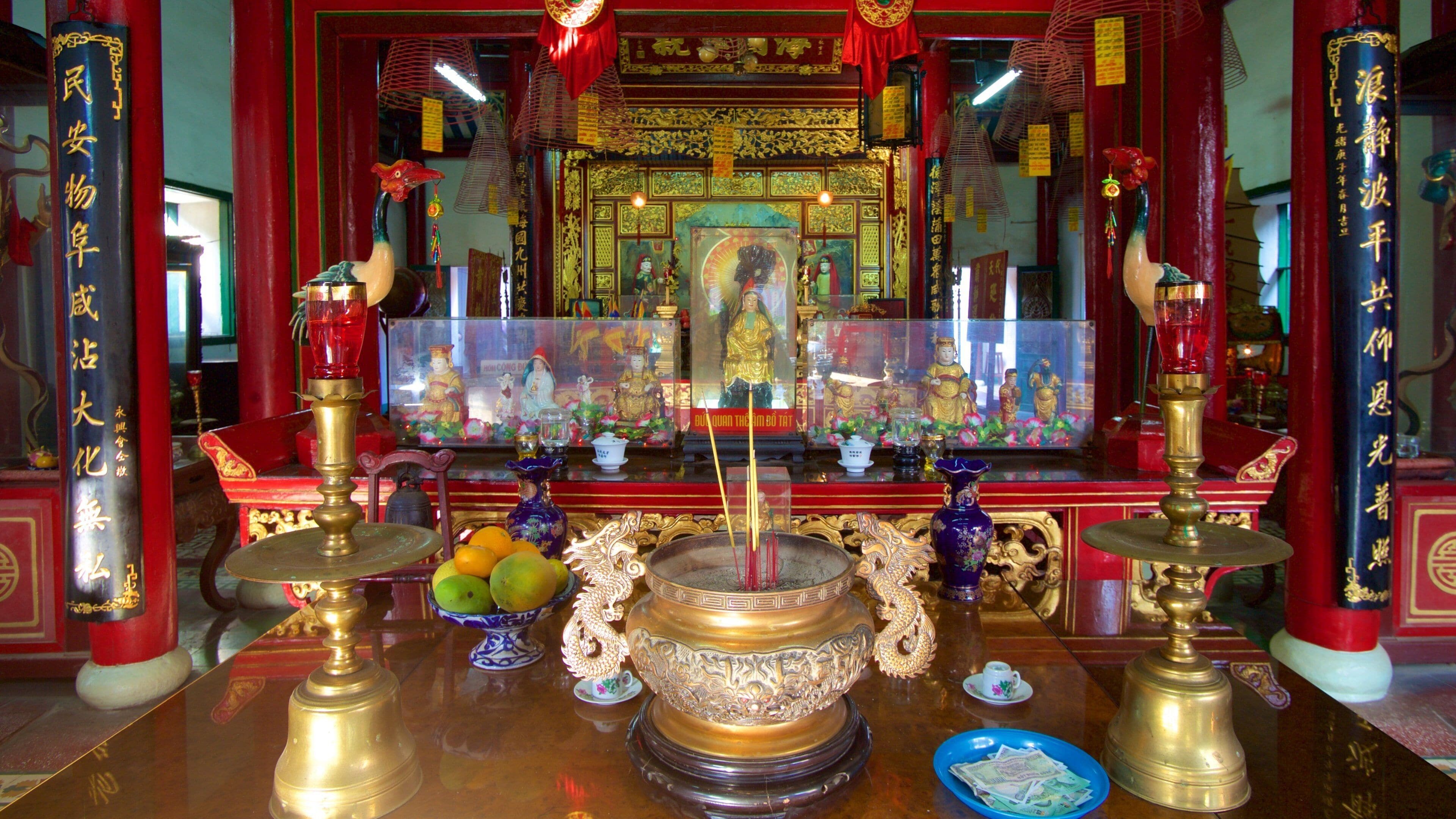 Den Fujian-kinesiska församlingens samlingshall presenterar interiörer, ett tempel eller plats för dyrkan och religiösa aspekter