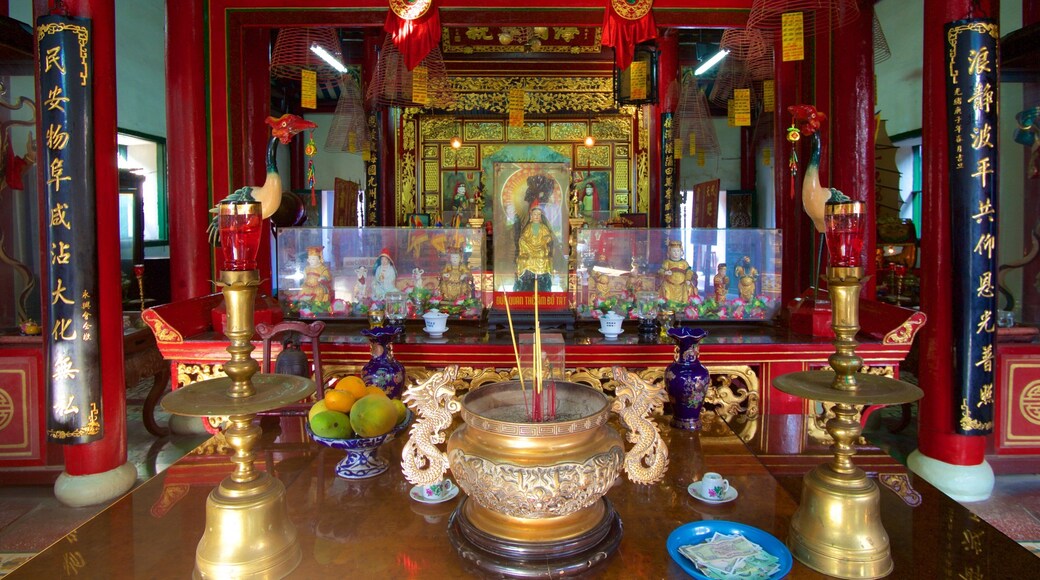 Den Fujian-kinesiska församlingens samlingshall presenterar interiörer, ett tempel eller plats för dyrkan och religiösa aspekter