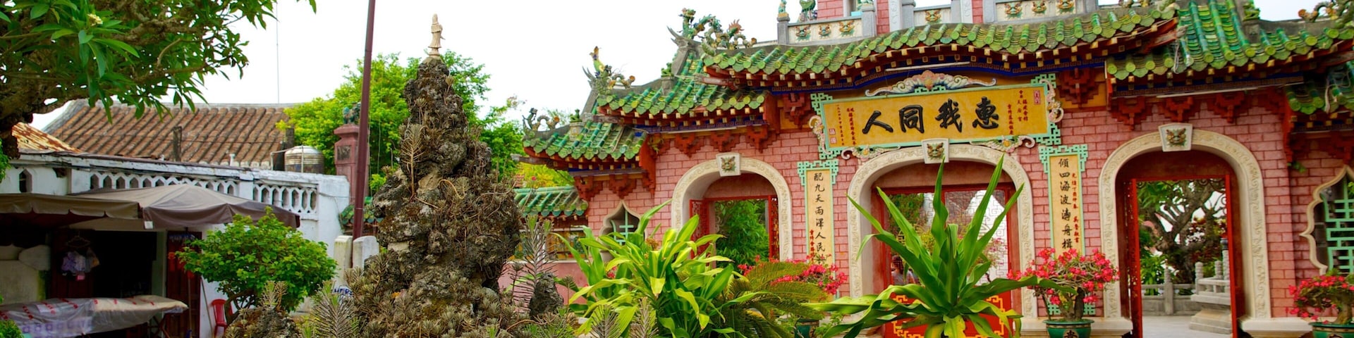 Assembly Hall of the Fujian Chinese Congregation featuring a garden and heritage architecture