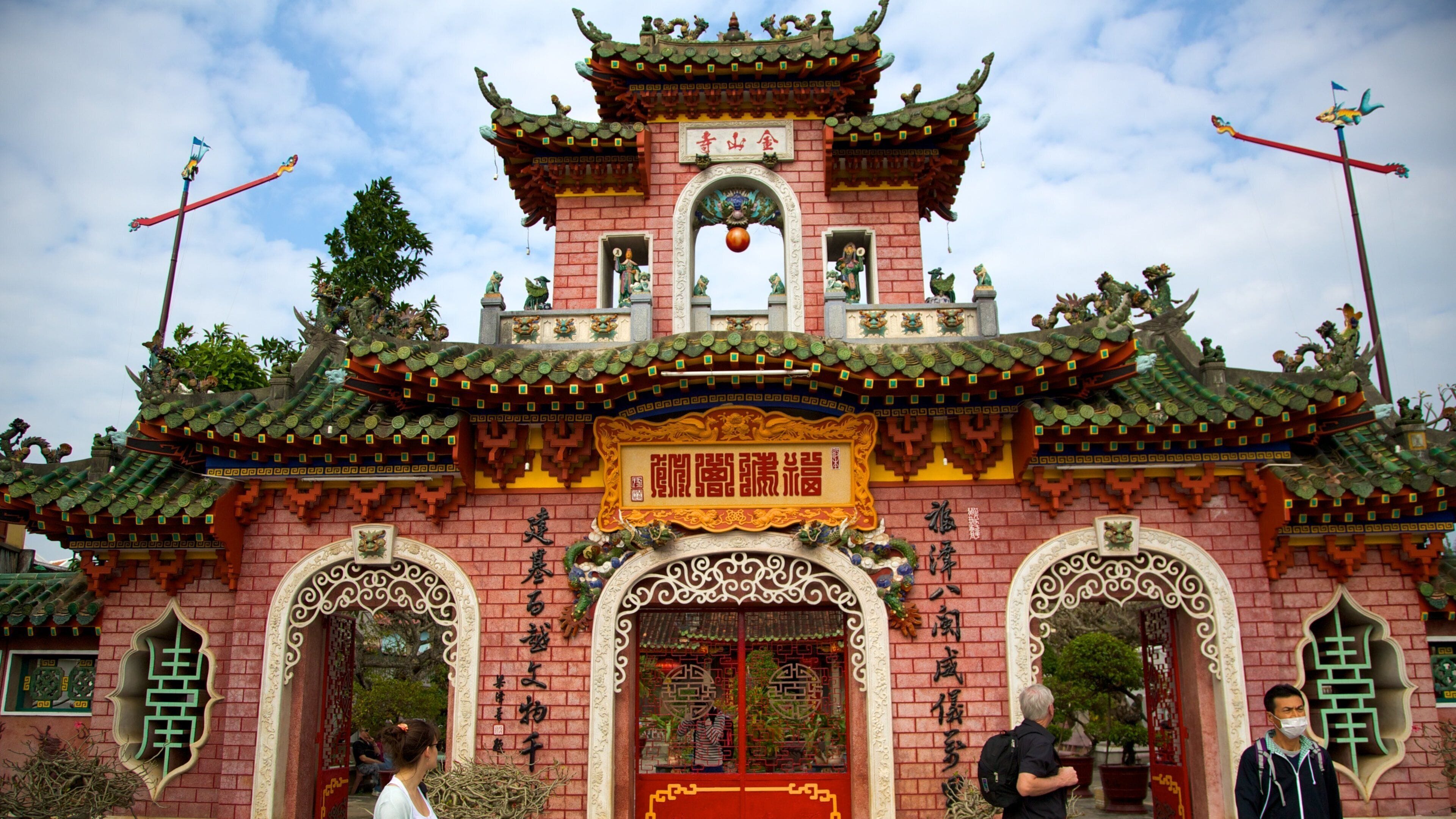 Quan Cong Temple which includes a temple or place of worship and religious aspects