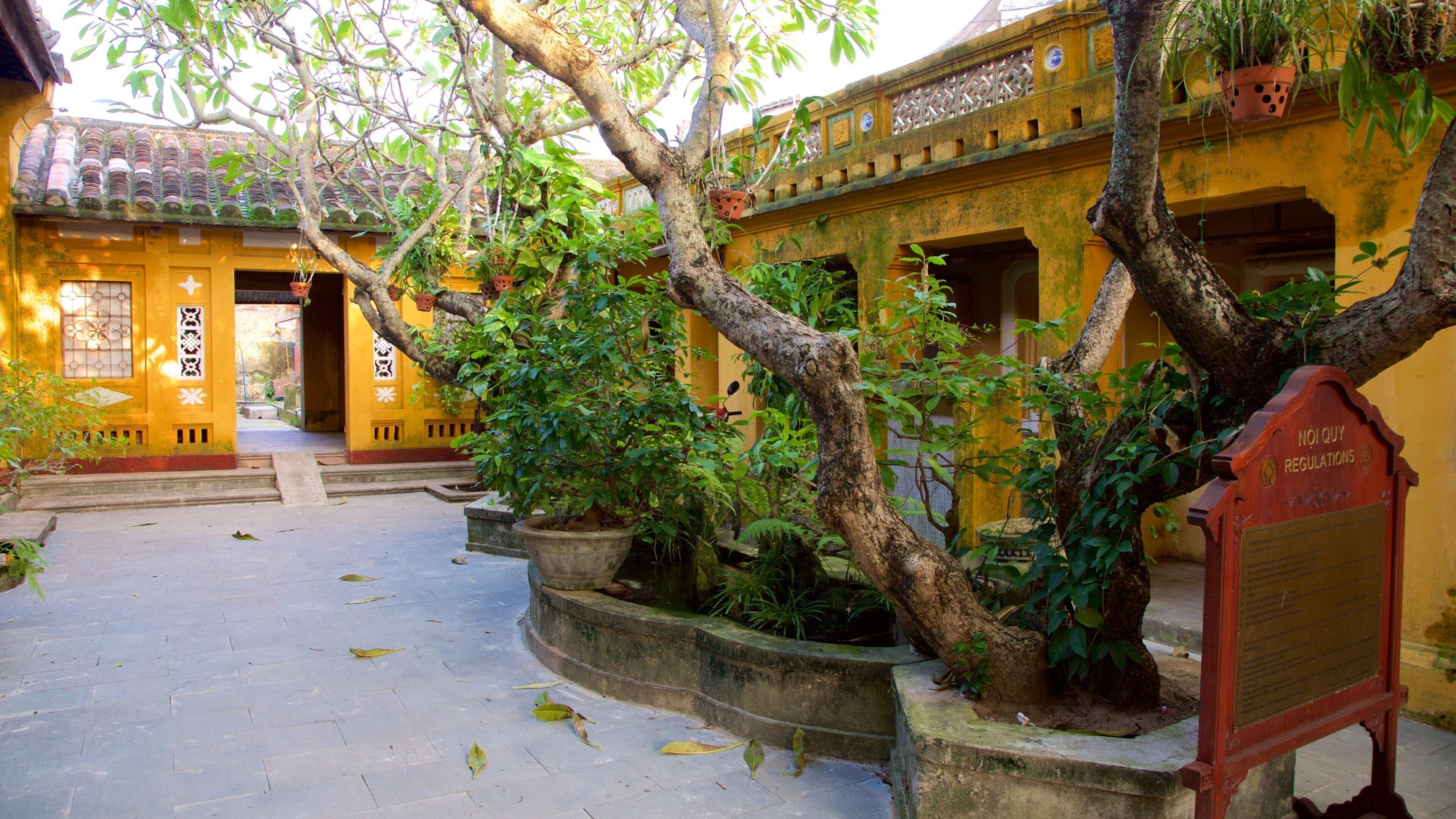 Quan Cong Temple which includes a temple or place of worship and a square or plaza