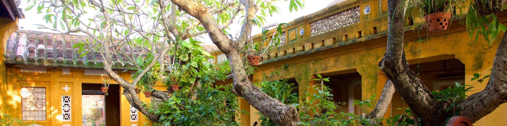 Quan Cong Temple showing a square or plaza and a temple or place of worship