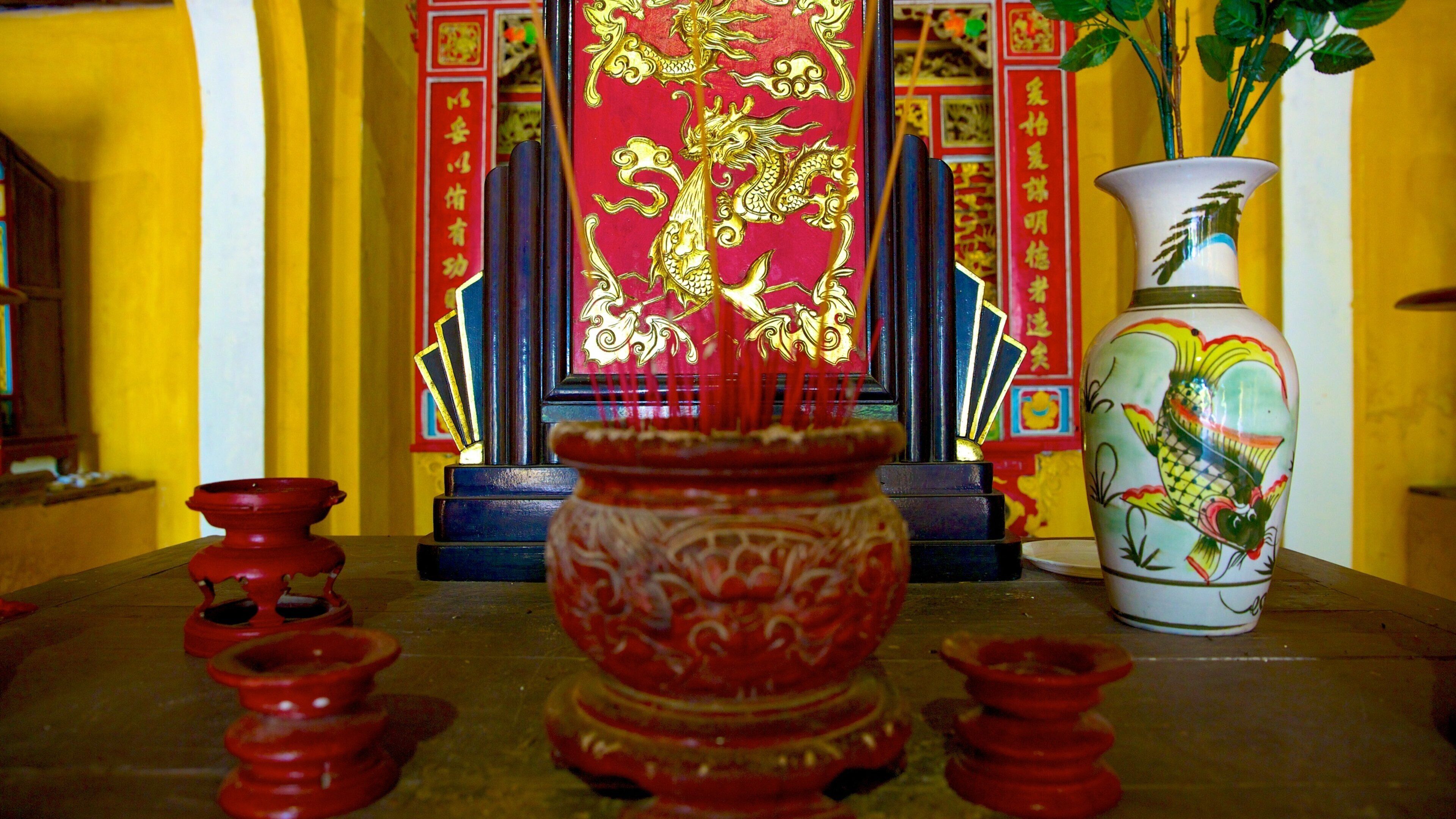 Cam Pho Temple showing religious aspects, interior views and a temple or place of worship
