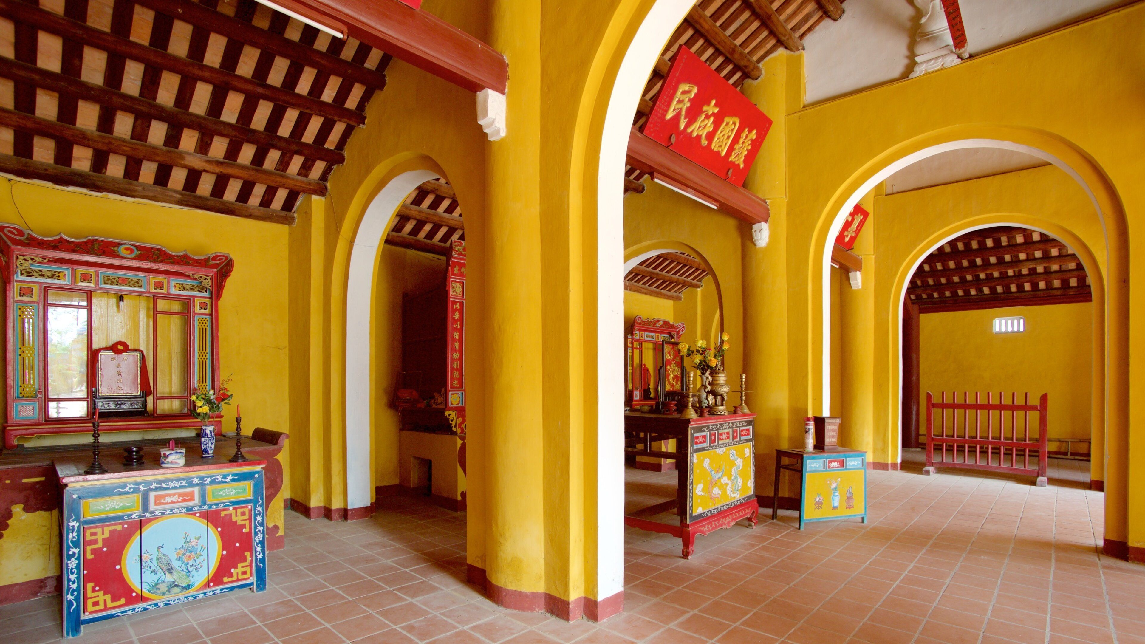 Cam Pho-templet som visar ett tempel eller plats för dyrkan och interiörer