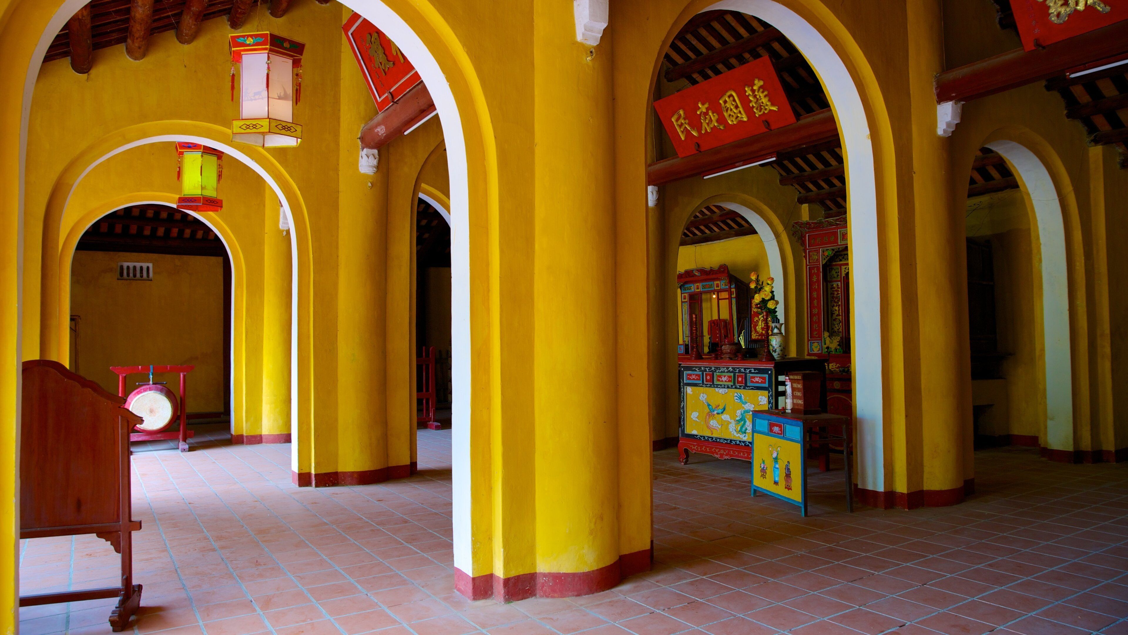 Cam Pho Temple showing interior views, a temple or place of worship and heritage architecture
