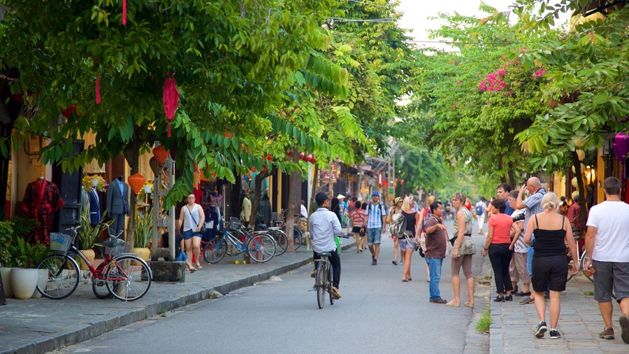 Ciudad vieja de Hoi An que incluye ciclismo, escenas urbanas y una pequeña ciudad o pueblo