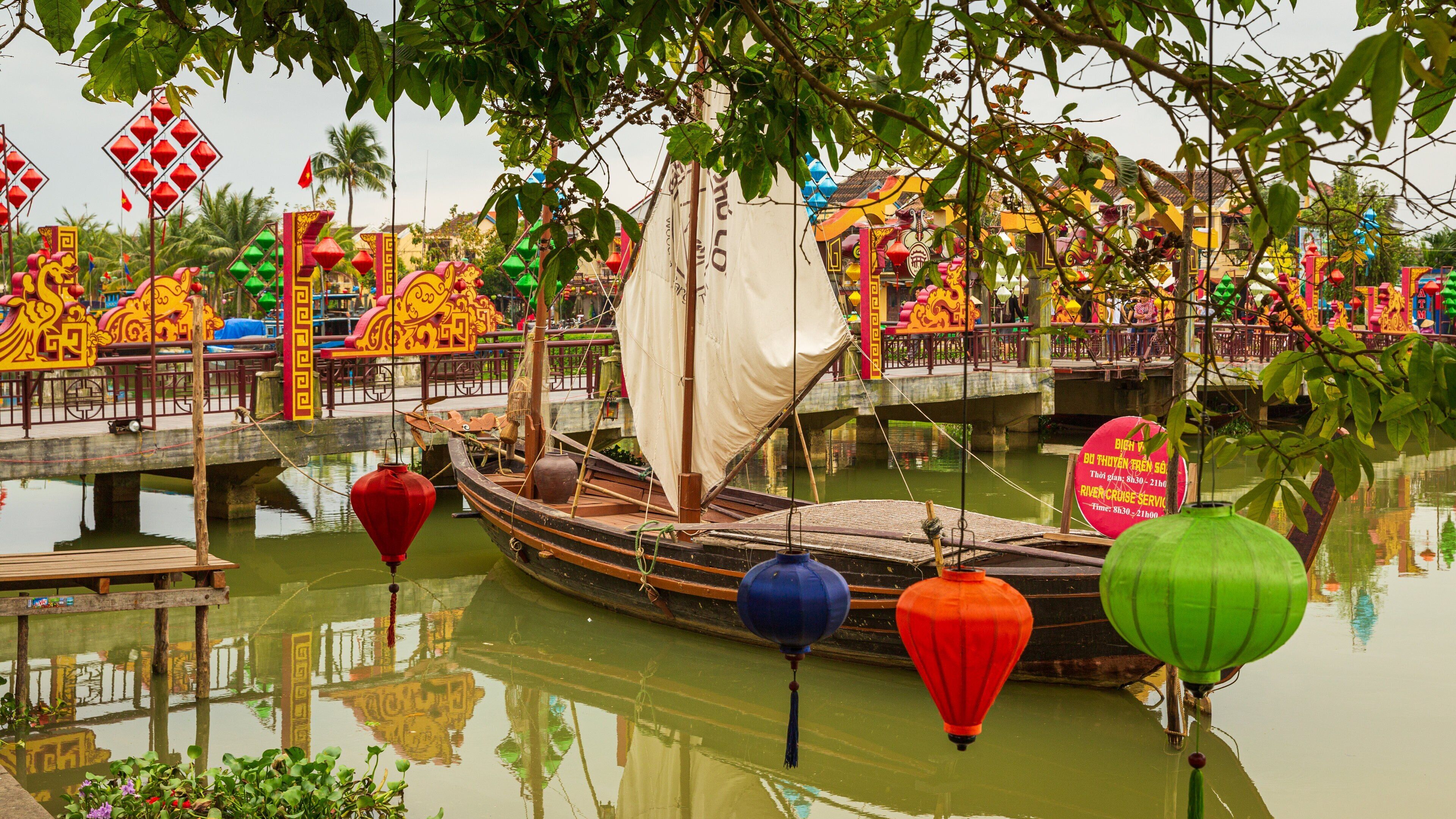 Hoi An Ancient Town showing heritage elements and a bay or harbor