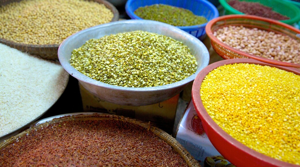 Hoi An Market showing food and markets