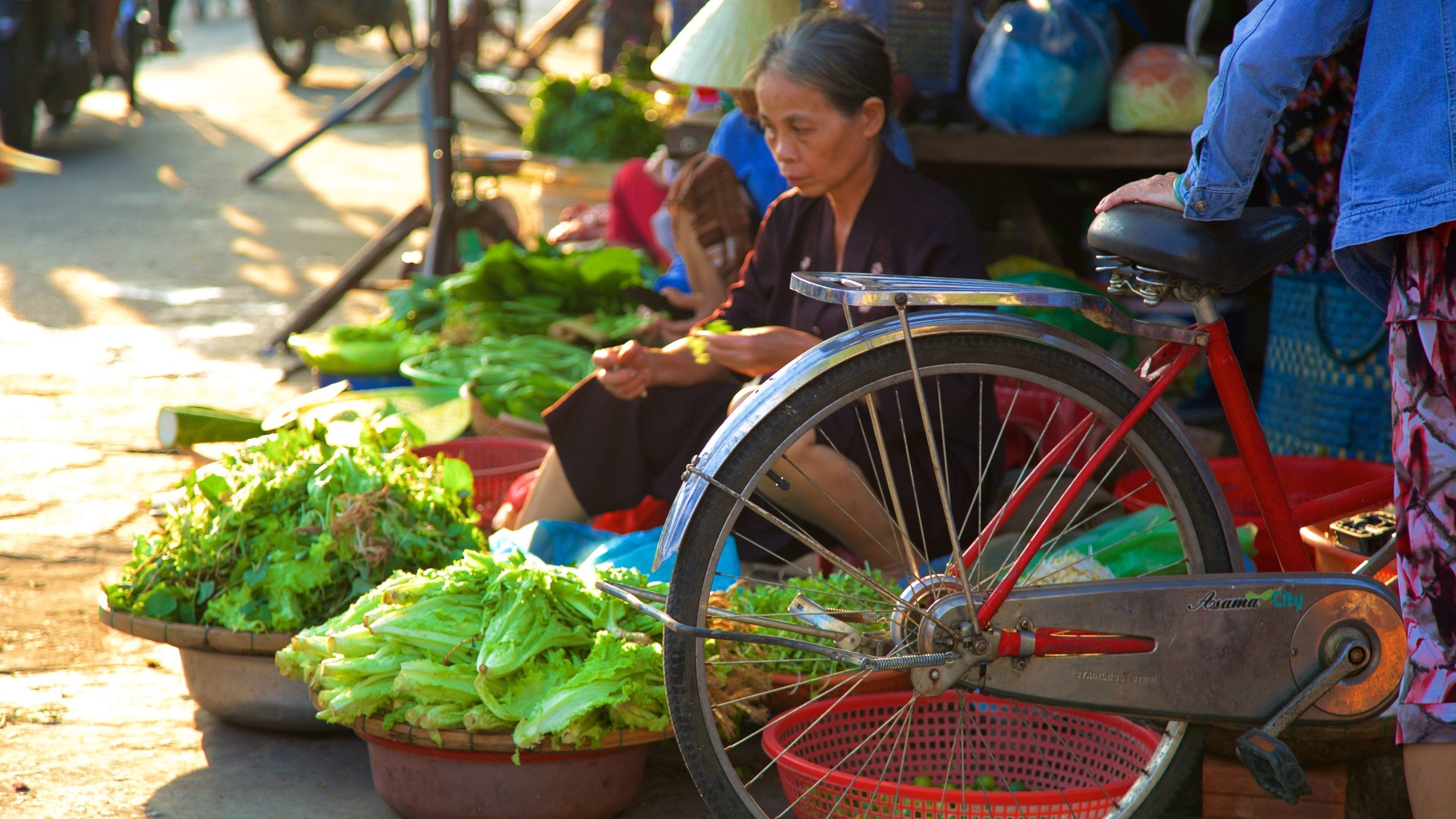 Mercado Central que inclui mercados e comida assim como uma mulher sozinha