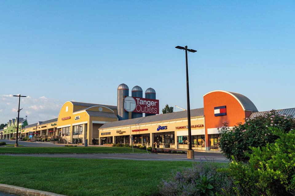 Un centro commerciale con negozi come Tanger Outlets, Kay e Tommy Hilfiger.