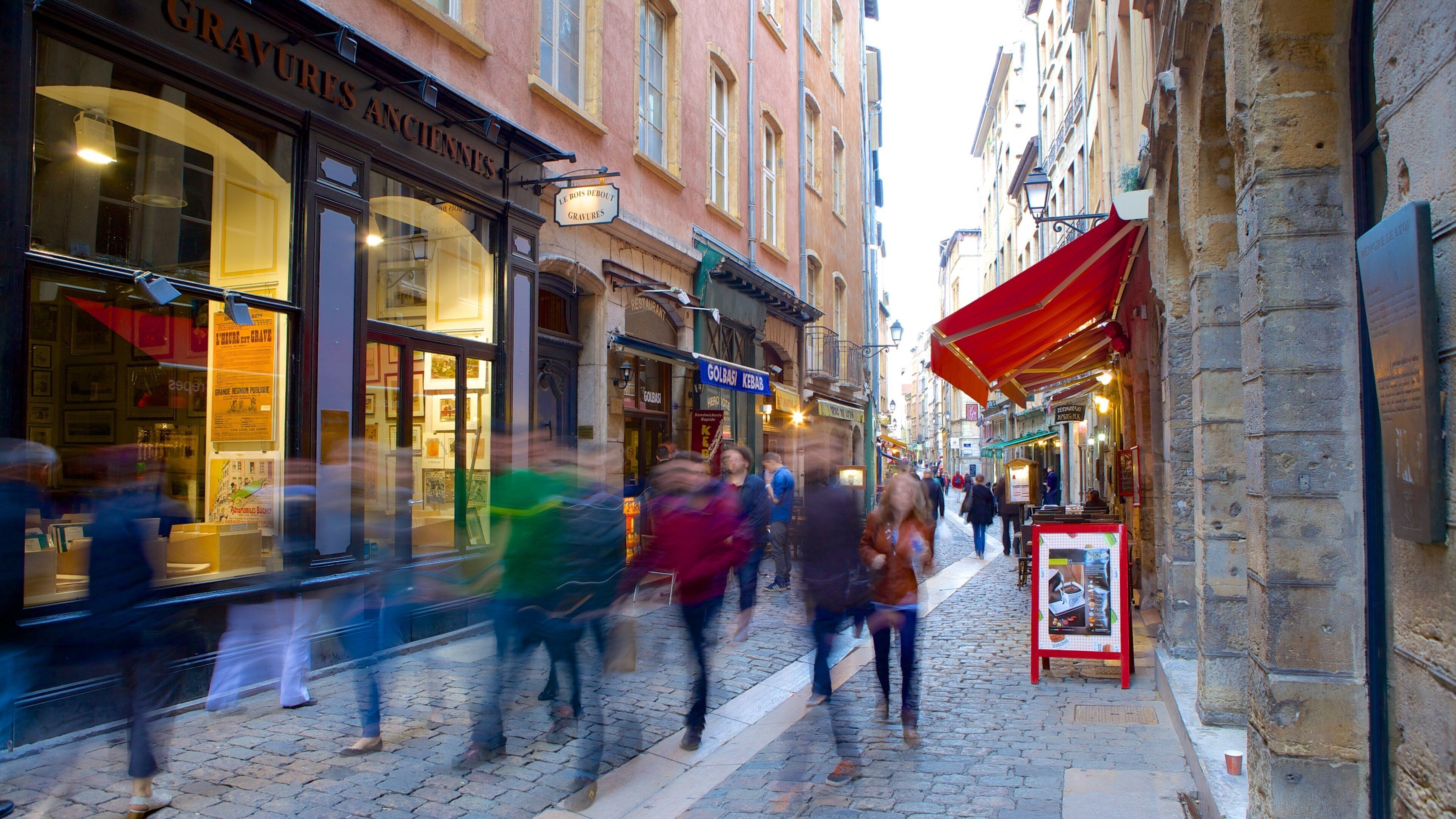 5th Arrondissement featuring heritage architecture and street scenes