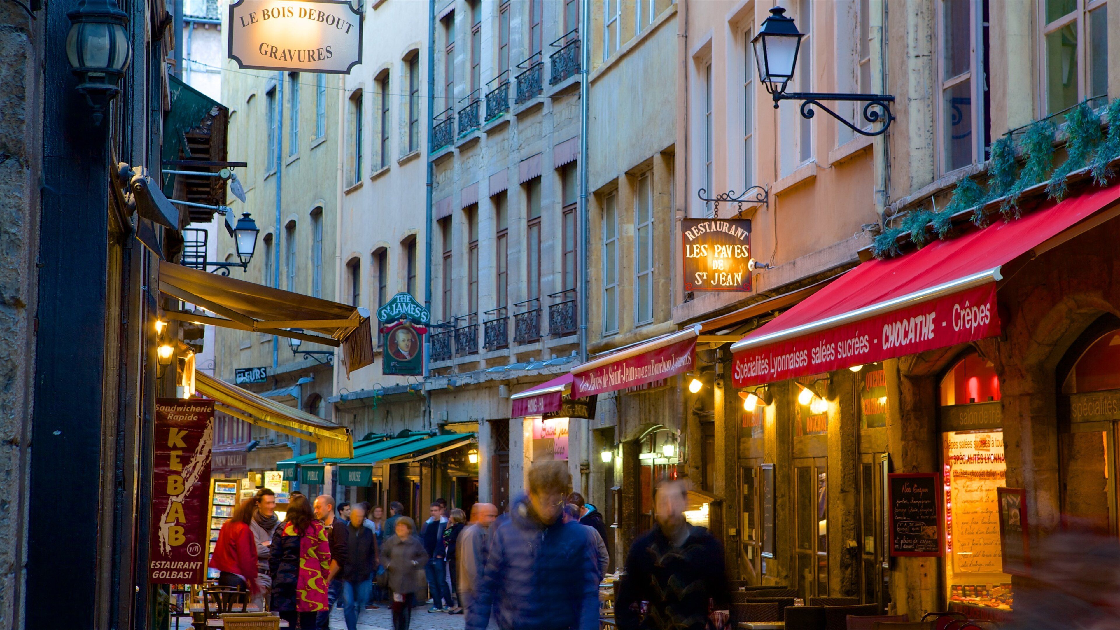 5e arrondissement en ook een grote groep mensen