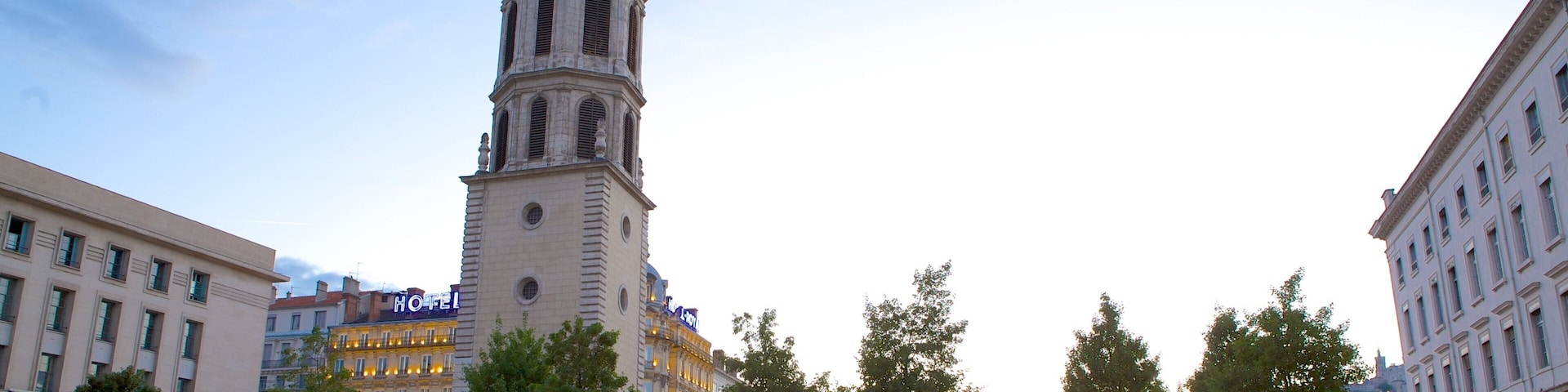 5th Arrondissement showing heritage architecture, a square or plaza and a church or cathedral