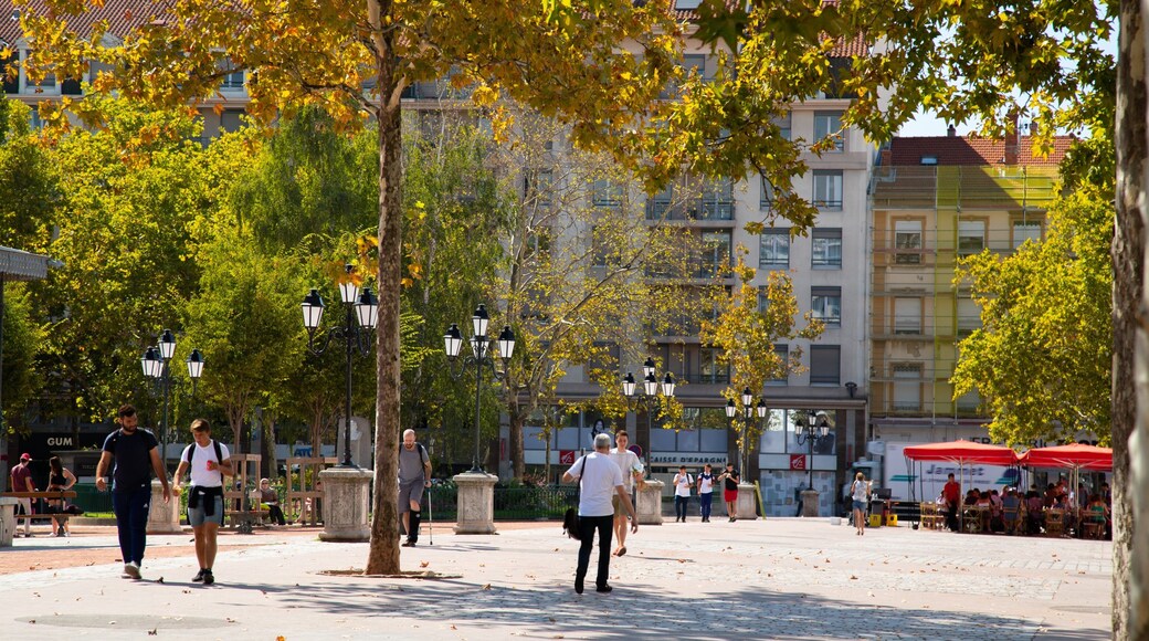 8th Arrondissement showing a square or plaza and street scenes