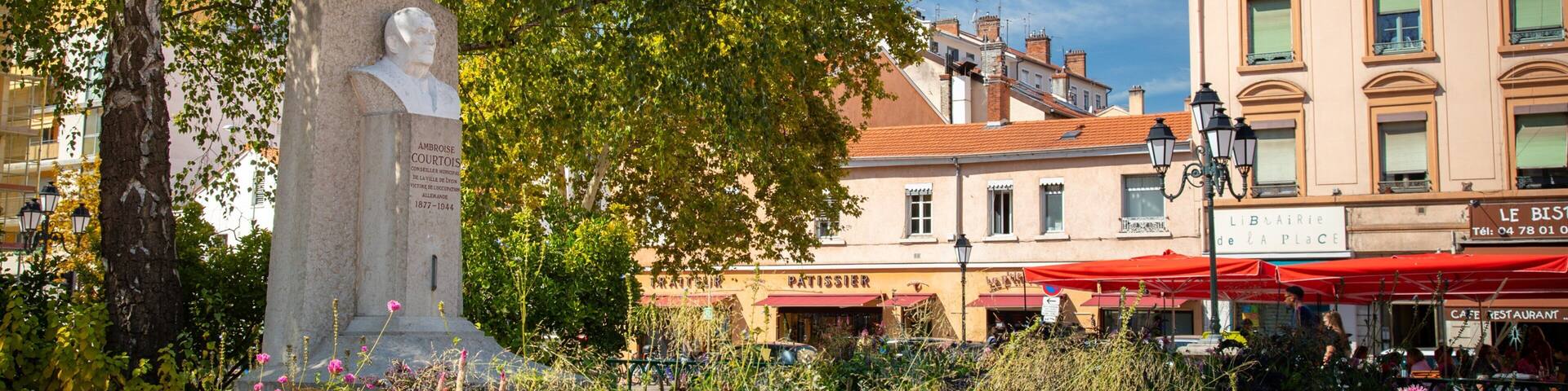 8th Arrondissement showing a statue or sculpture