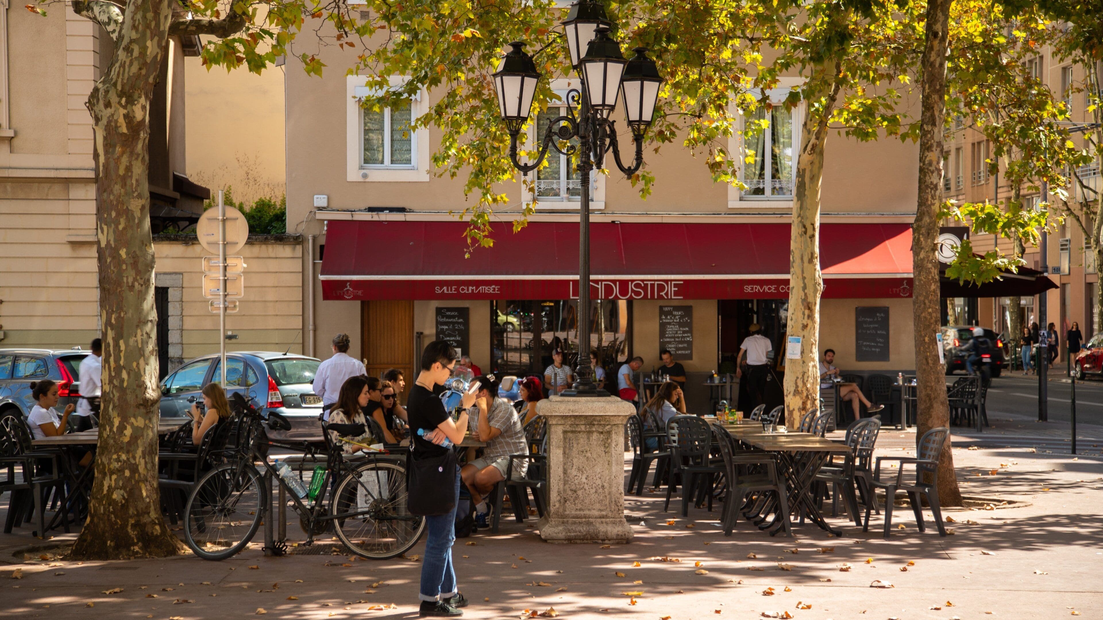 8th Arrondissement which includes outdoor eating and street scenes