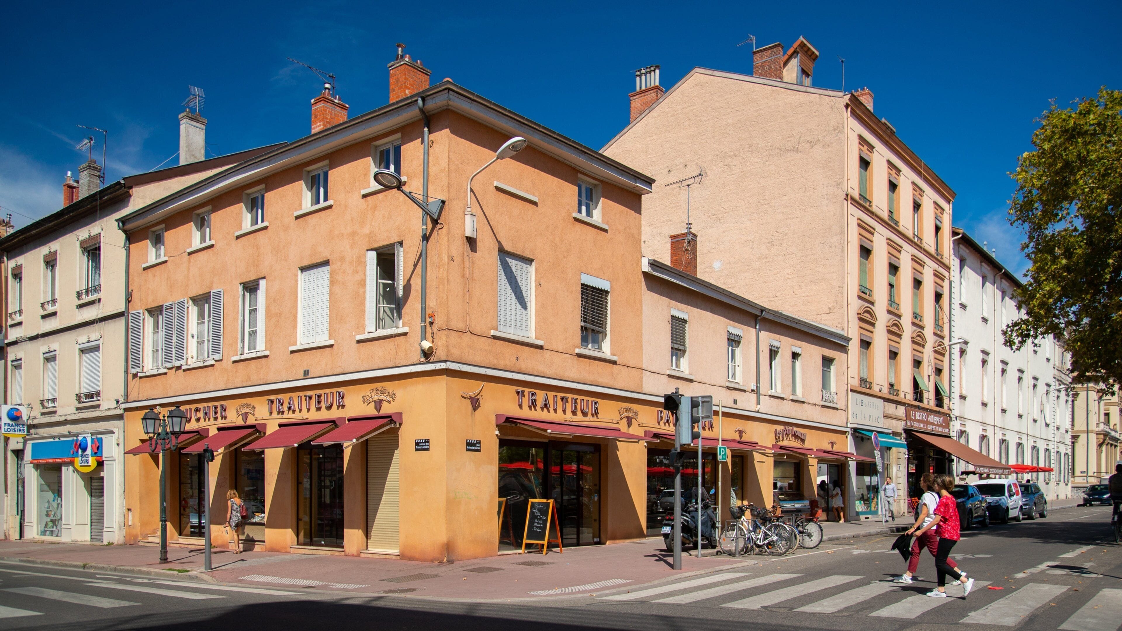 8th Arrondissement showing street scenes as well as a couple