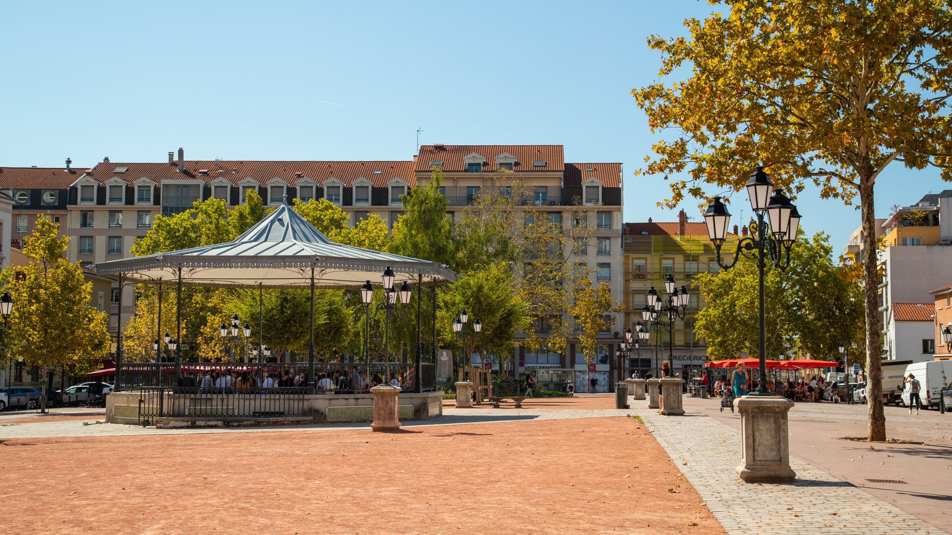 8th Arrondissement showing a square or plaza