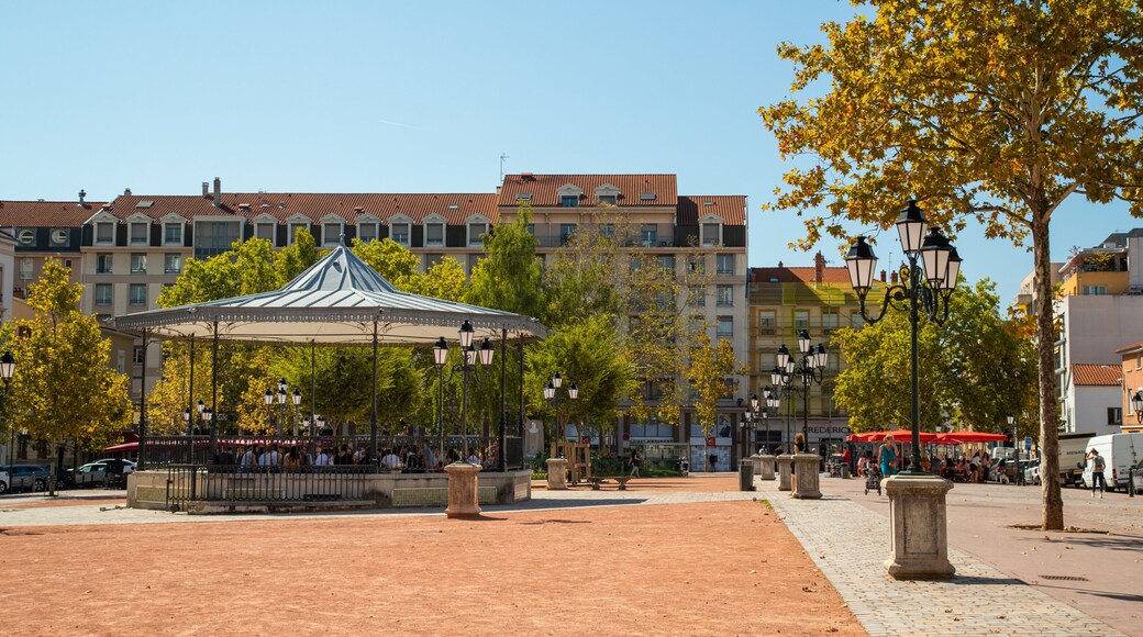 8th Arrondissement showing a square or plaza