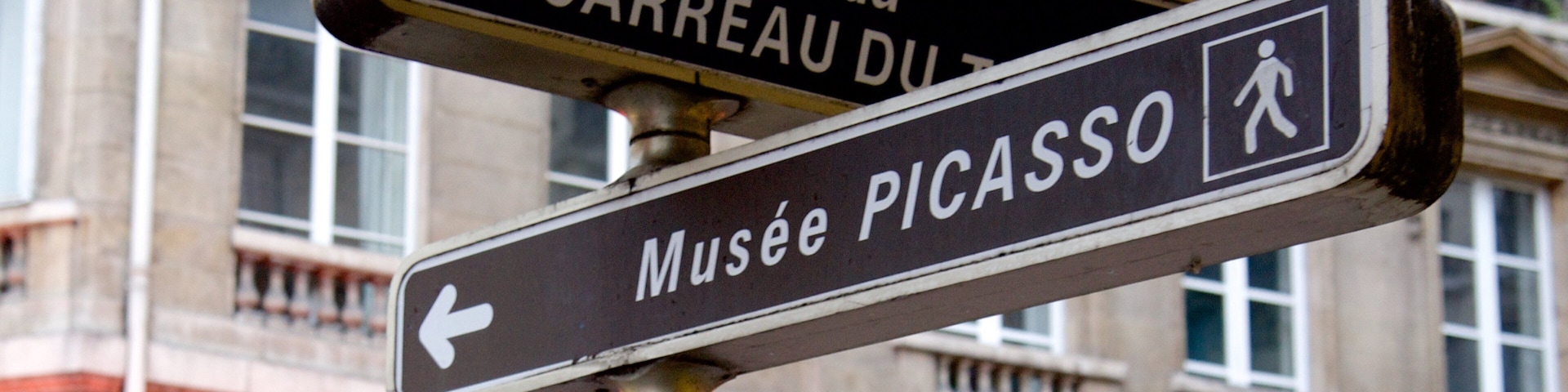 Placas de rua indicando 'Musée Picasso' e 'Marché du CARREAUD'.