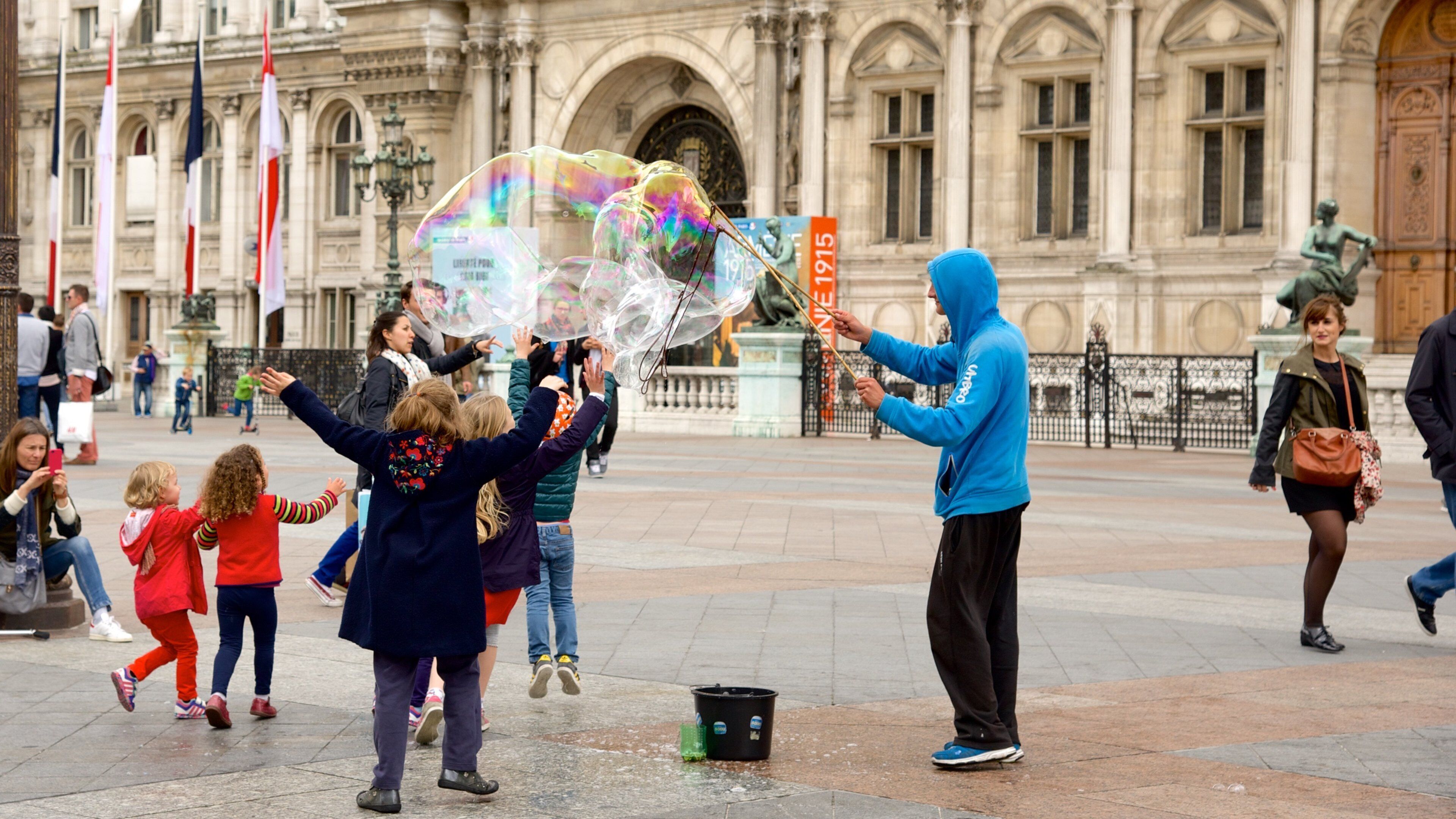 4th Arrondissement showing a square or plaza and street performance