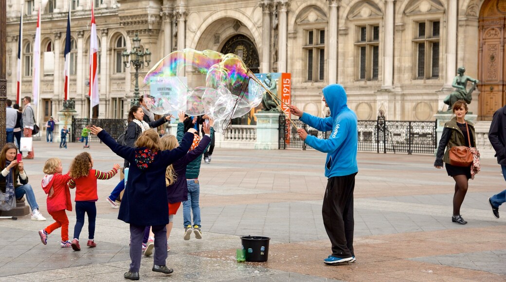 4th Arrondissement showing a square or plaza and street performance