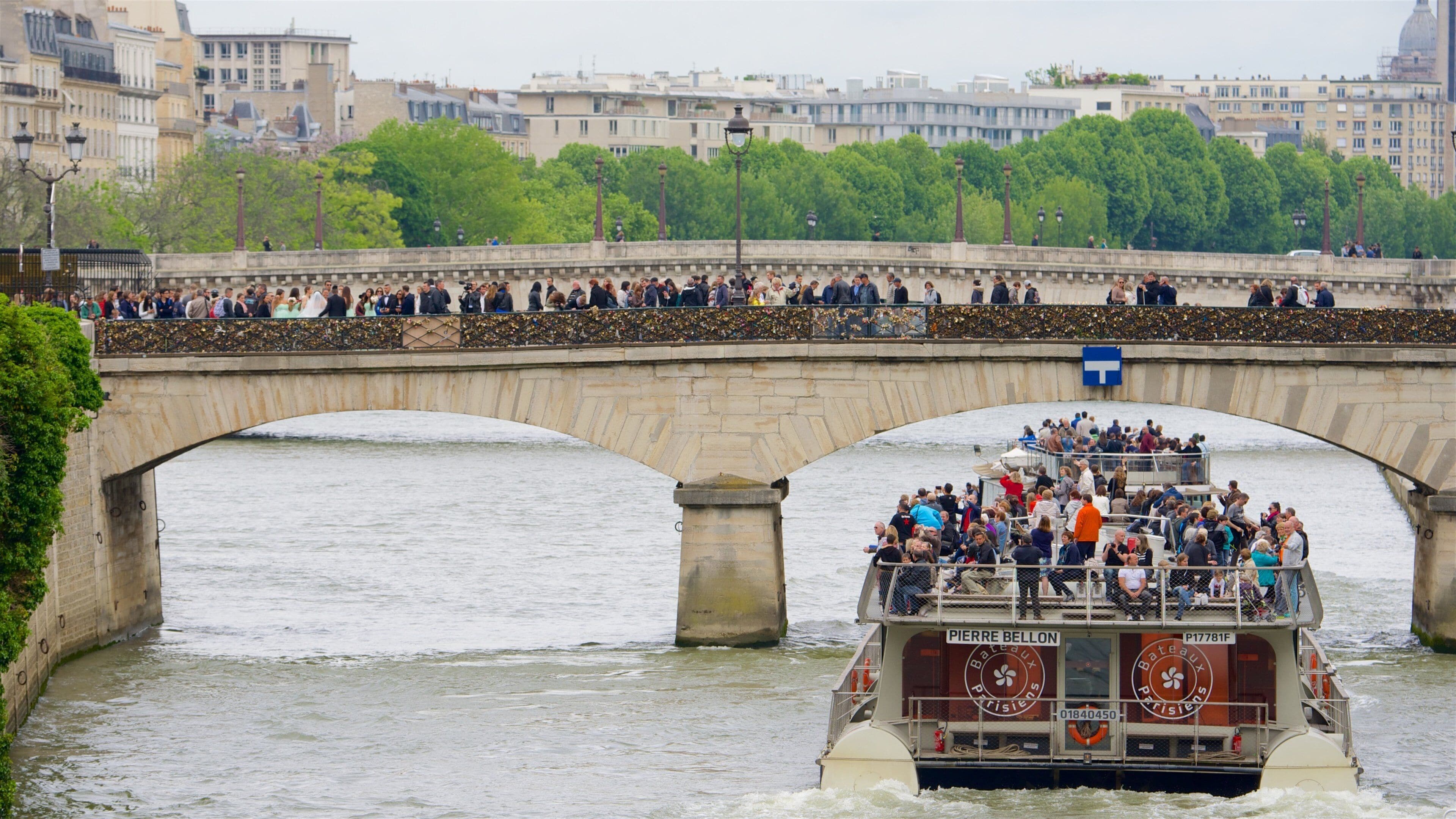 4th Arrondissement which includes a ferry, a river or creek and a bridge