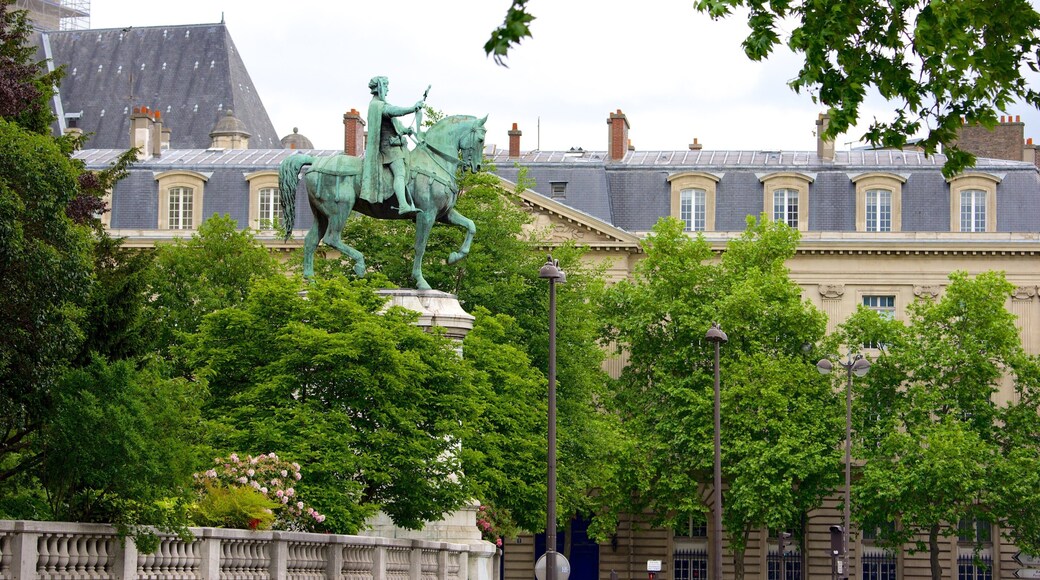 IV Distrito ofreciendo jardín y una estatua o escultura