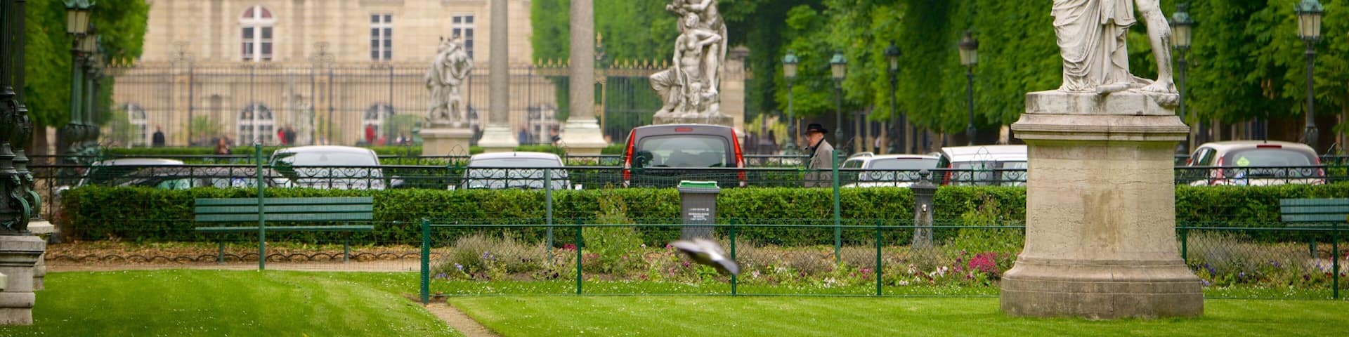 6th Arrondissement showing a garden and a statue or sculpture