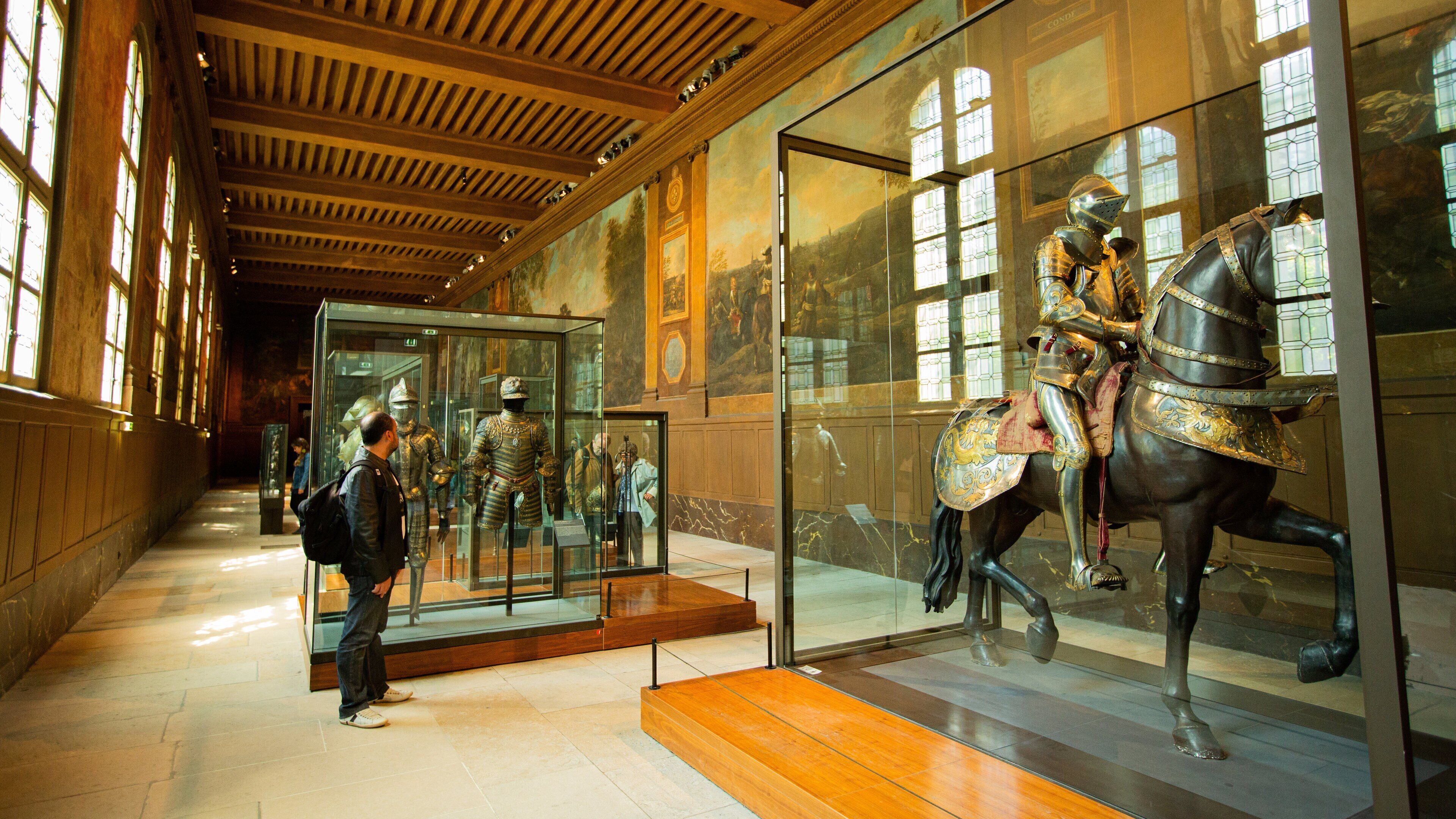 7th Arrondissement featuring interior views