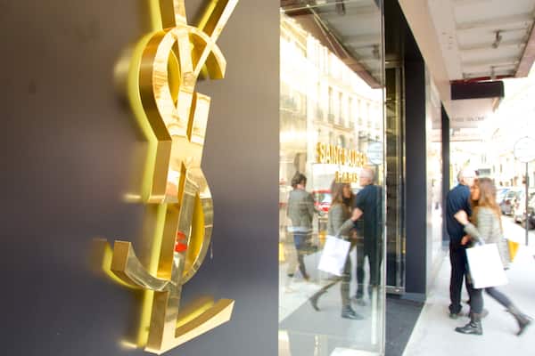 8th Arrondissement showing fashion and shopping