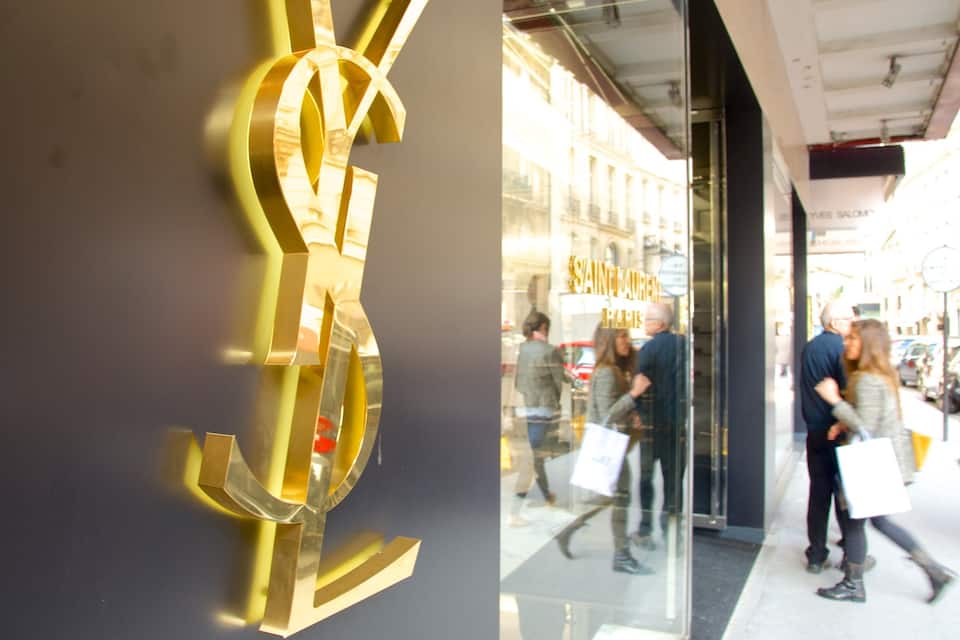 Un grand logo en forme de « C », de couleur dorée, sur la façade d’un immeuble.
