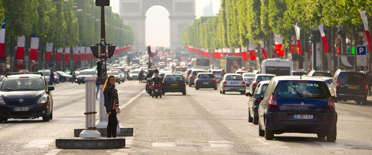 8. Arrondissement welches beinhaltet Monument und Straßenszenen sowie einzelne Frau