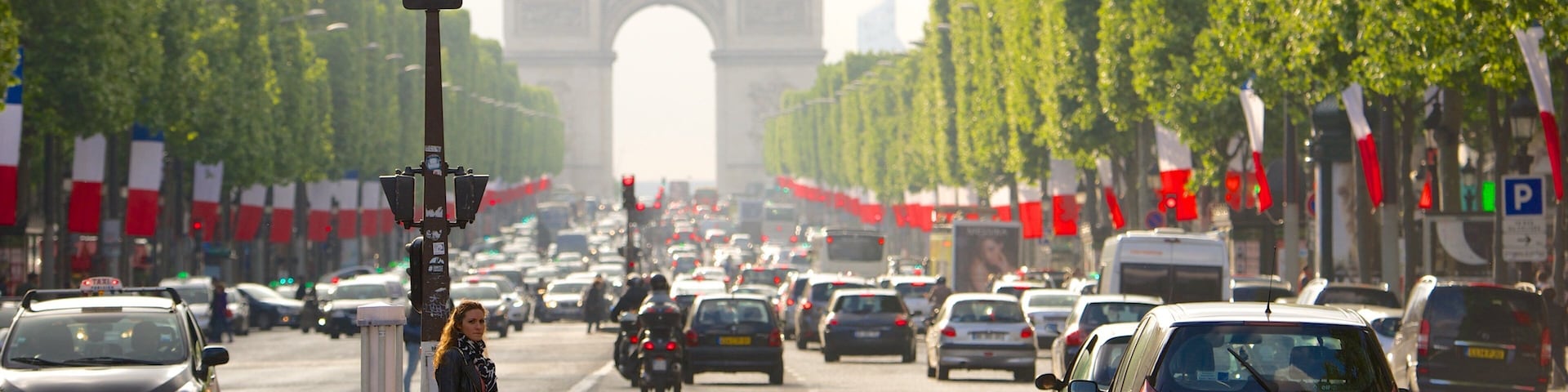 8º Arrondissement mostrando cenas de rua e um monumento assim como uma mulher sozinha